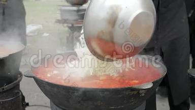 将蔬菜倒入锅炉中，用汤浇铸铁锅，在木炉上放平底锅，在室外的大锅里烧菜，烧酒